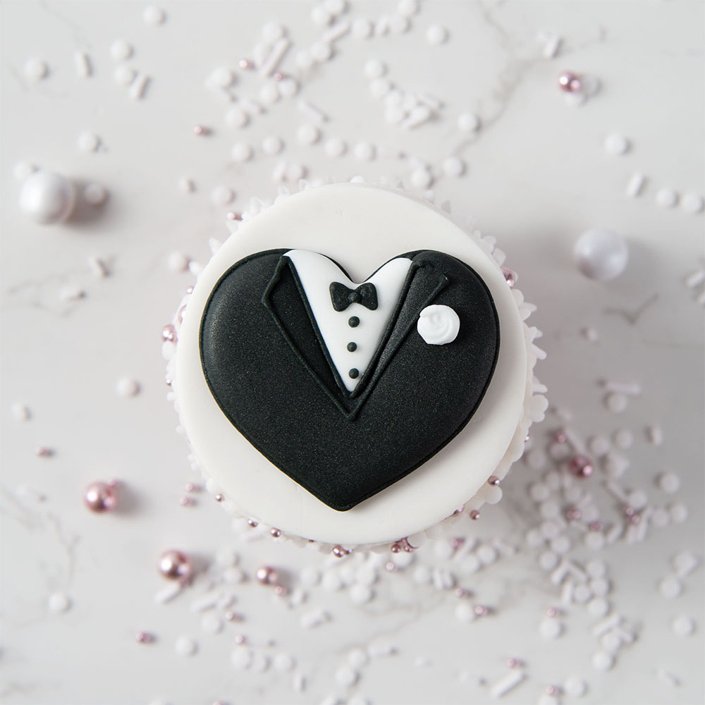 O'Creme Bride & Groom Royal Icing Hearts, Set of 6 image 3